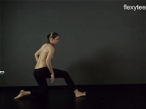 FlexyTeens - Zina shows flexible naked body